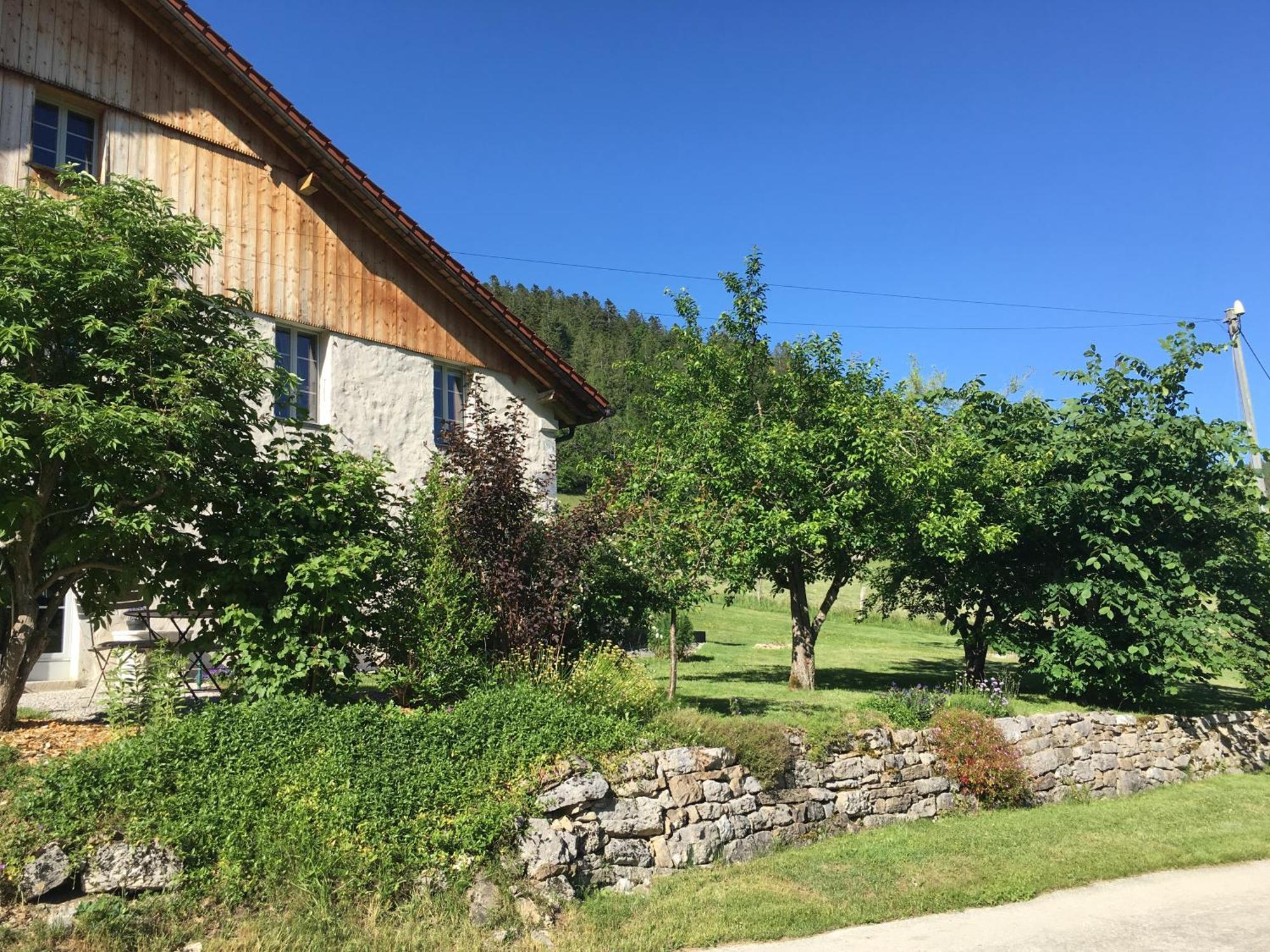Апартаменты Relais De La Baume Ле-Локль Экстерьер фото