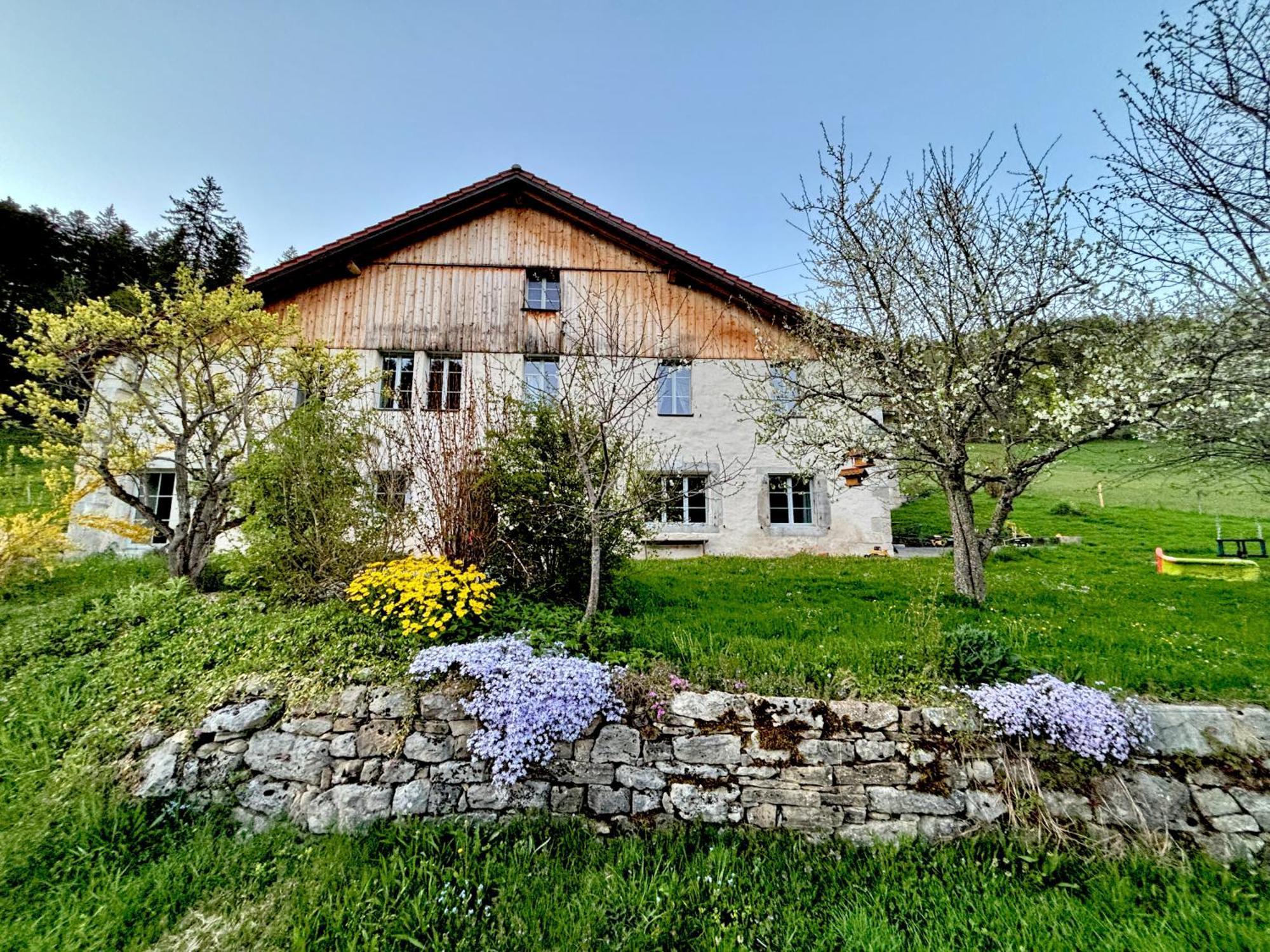 Апартаменты Relais De La Baume Ле-Локль Экстерьер фото
