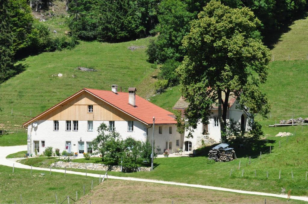 Апартаменты Relais De La Baume Ле-Локль Экстерьер фото